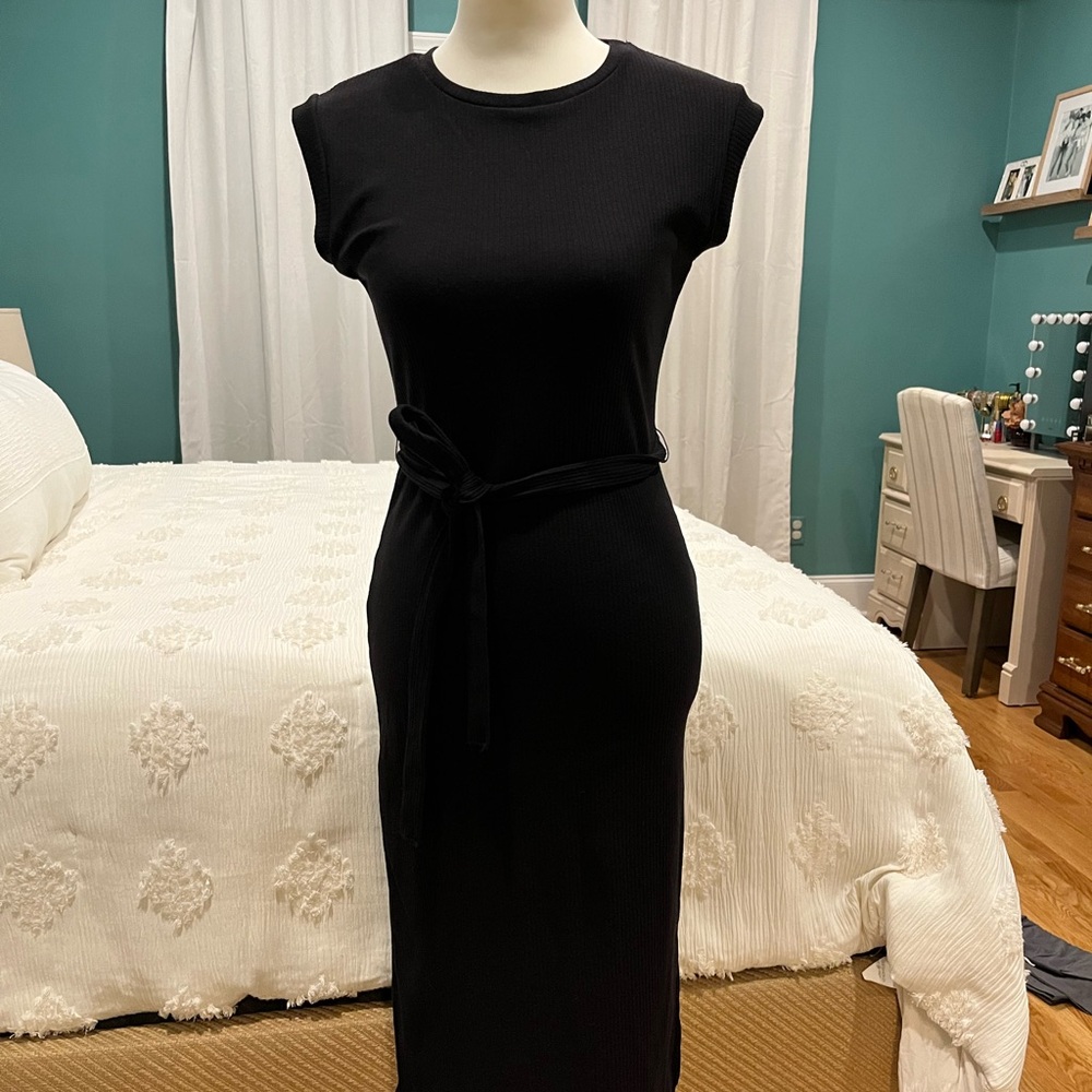 Chic Black Ribbed Dress with Belt